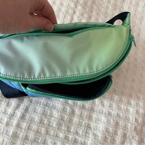 Away Aura collection The Everywhere sling bag - Picture 7 of 9